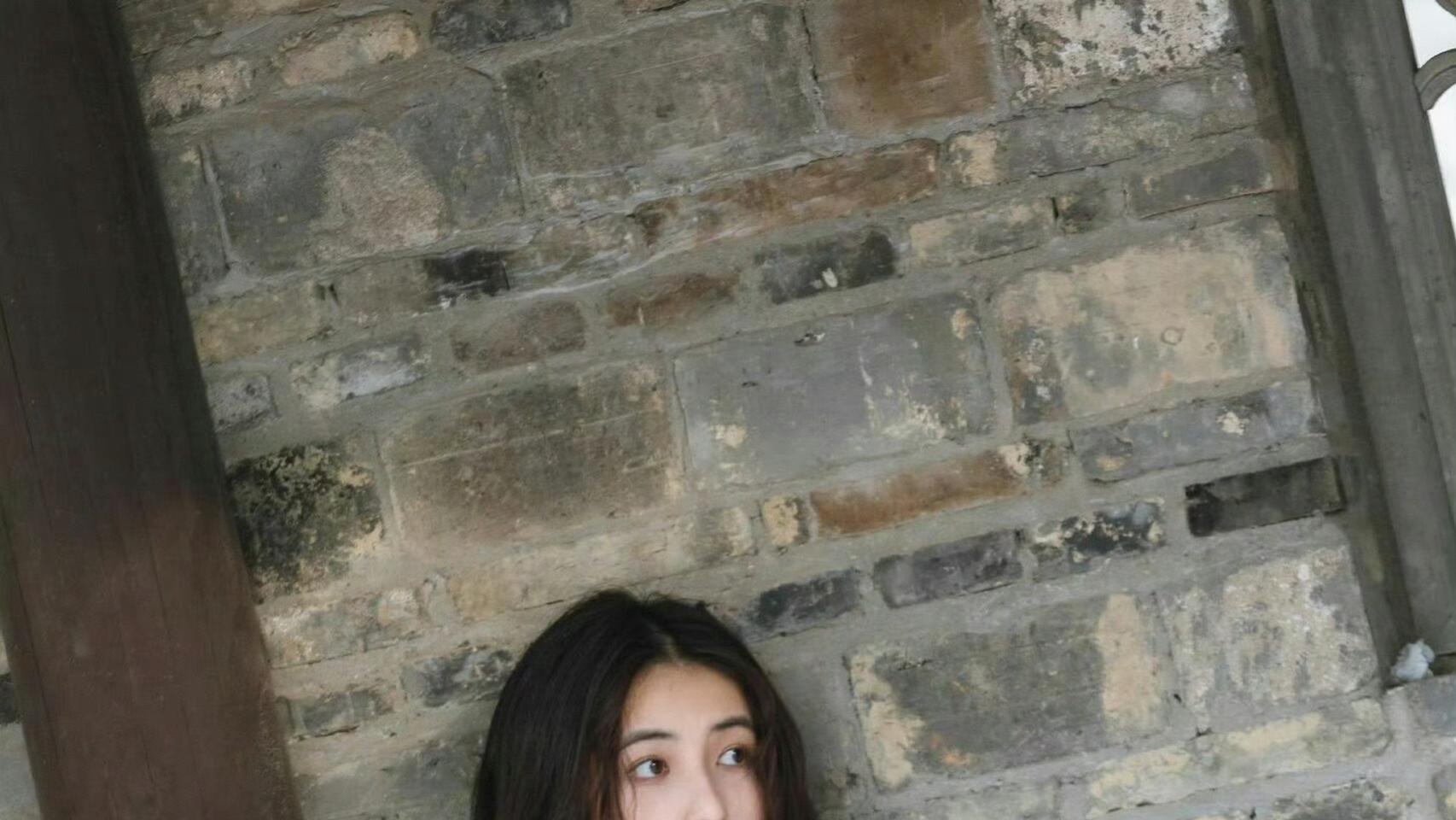 张子枫肩膀上的笑脸纹身，这波可爱暴击我接住了！