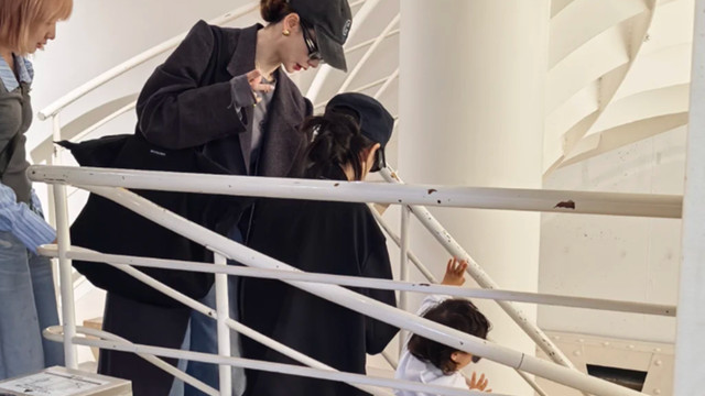 戚薇带儿女逛潮牌店，2岁儿子跟李承铉留同款发型，一家都好会穿