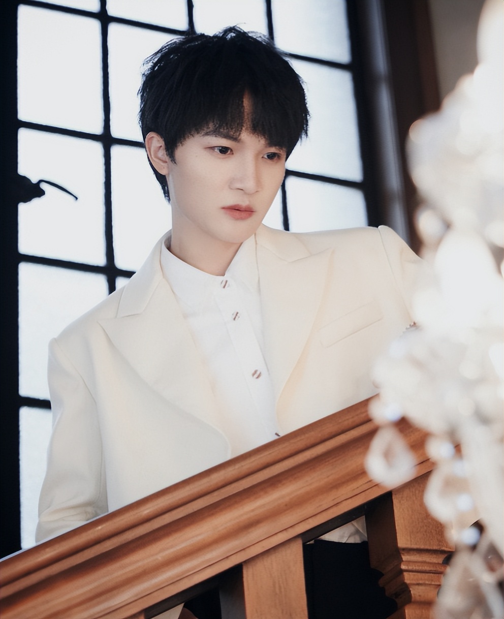 官媒发文!香港突发火灾不到2天,周深一个举动让歌坛刮目相看