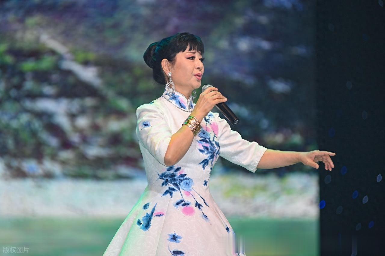 她一张嘴全场肃静！为何连周深都称她“教科书”？殷秀梅地位多高