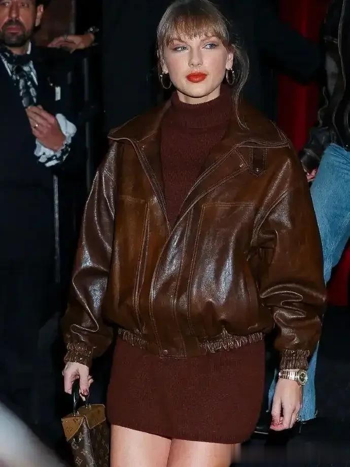 霉霉不愧是国际巨星，秋冬带火一种穿搭叫皮夹克和迷你裙，真养眼