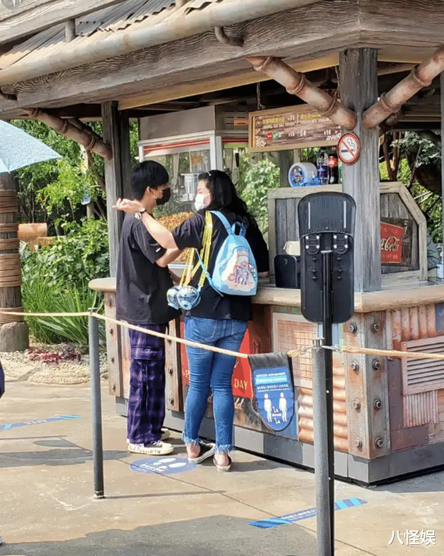 大张伟现身上海，双手叉腰看着妻子像在撒娇，刘迎瘦了气场仍好强