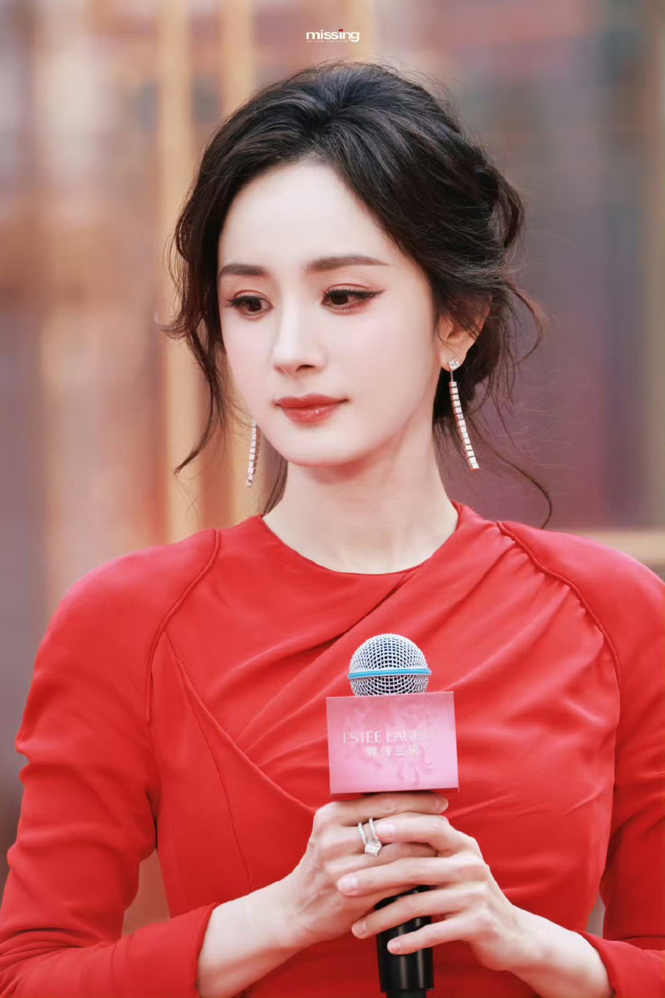 太美了太美了！杨幂深圳出席线下活动，一袭红裙盘发，优雅又大气