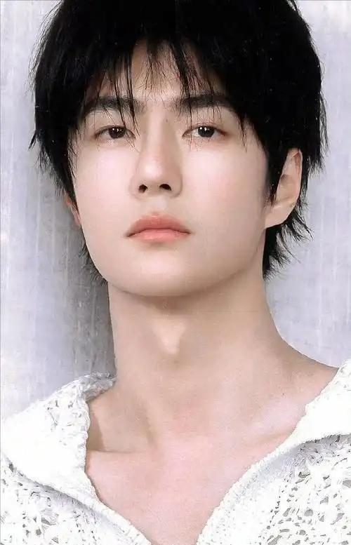 顶流隐婚生子风波仅2天，王一博自曝婚姻观，给年轻男星提了个醒