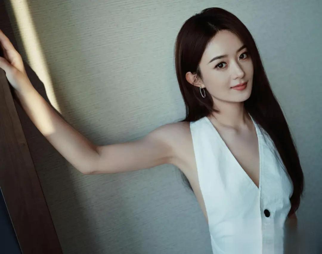 赵丽颖直播穿白色露背马甲，黑长直发型尽显优雅气质