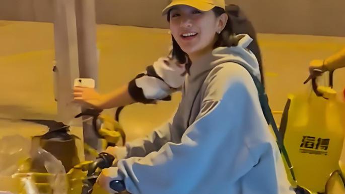 4月17日谢娜骑车到鸟巢给张杰送花，“杰娜”甜蜜依旧