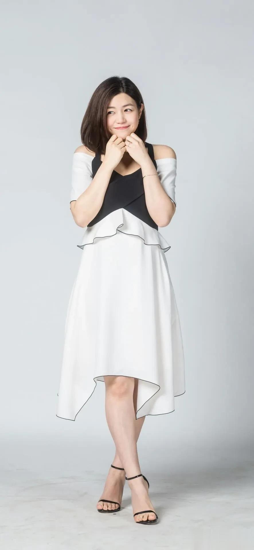 明星图片 \陈妍希，露肩黑白裙，优雅又俏皮