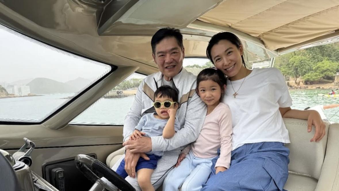 38岁港姐开游艇出海，大25岁丈夫抱两岁儿子出镜，父子俩长得很像