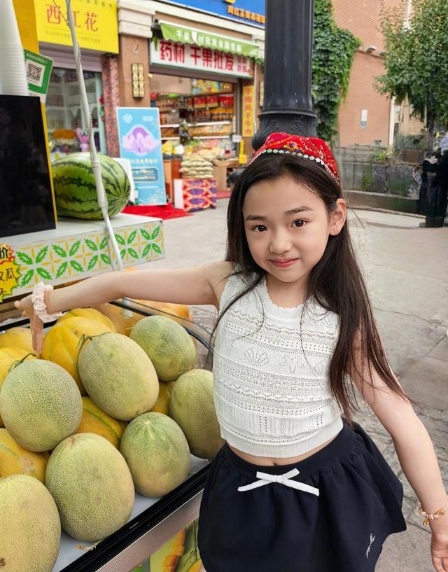 佟丽娅董璇相伴游新疆，二人手握超大羊肉串，董璇和女儿开心吃馕