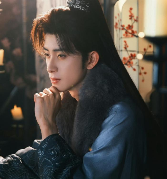 敖瑞鹏《不二之臣》路透太出圈！白衣造型优雅矜贵，女主很熟悉！