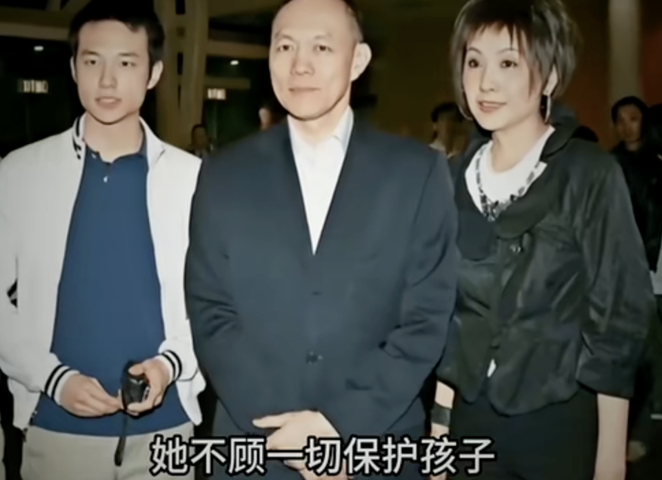 72岁陈琪琪罕露面，全程挽着霍震寰手臂气质优雅，嫁入霍家后变阔太已息影多年