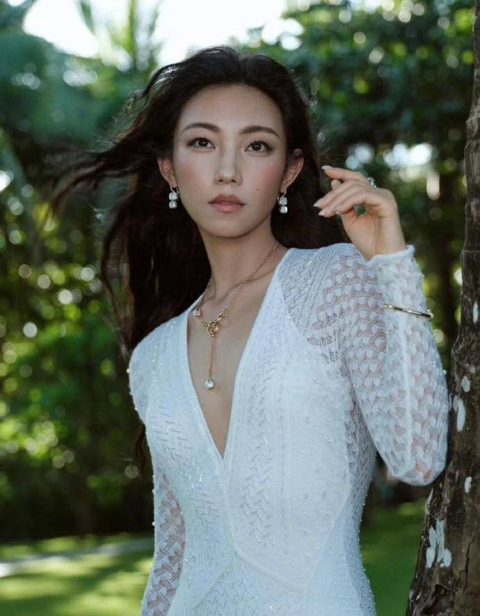 那尔那茜事件持续发酵，一张饭局合影被挖出来，从中可以看出端倪