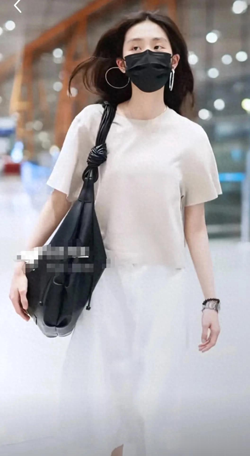 黄磊女儿黄多多现身机场，长发飘飘青春靓丽，穿搭简约大方得体！