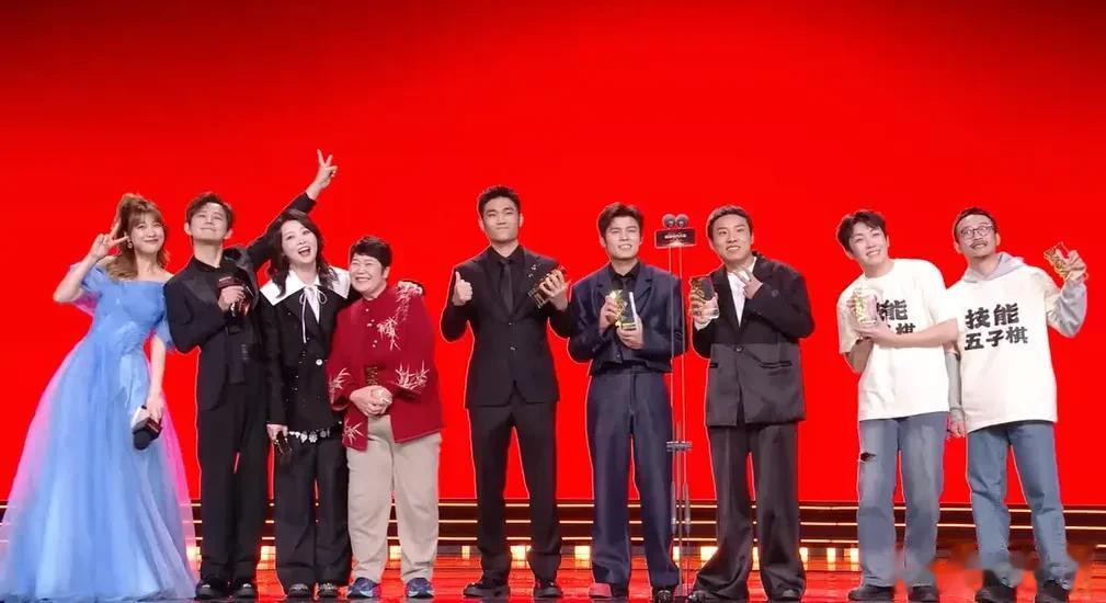 谢娜主持晚会还是差一口气!直播接不上话,看热闹忘记控场一直笑