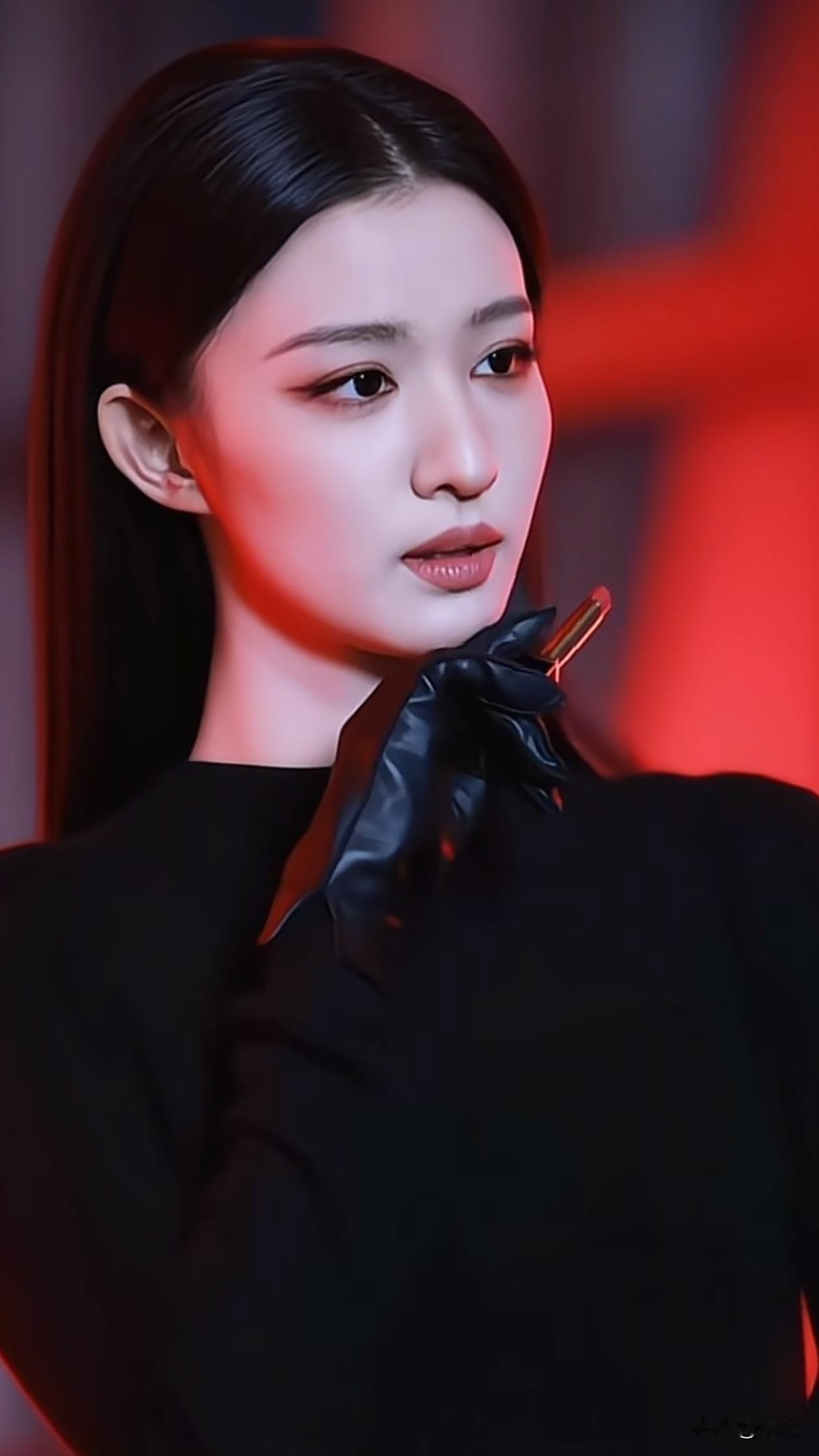 王楚然亮相品牌活动!黑长直+修身裙,又酷又飒,美得太权威了