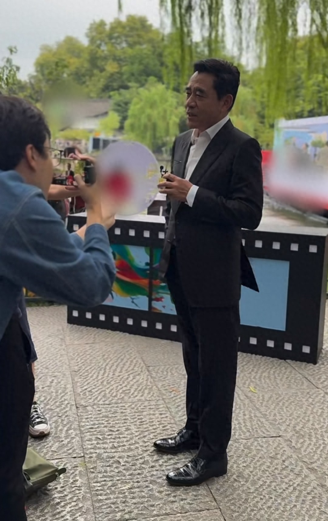 69岁陈宝国携妻子与好友聚会，69岁赵奎娥素颜出镜 低调现身！