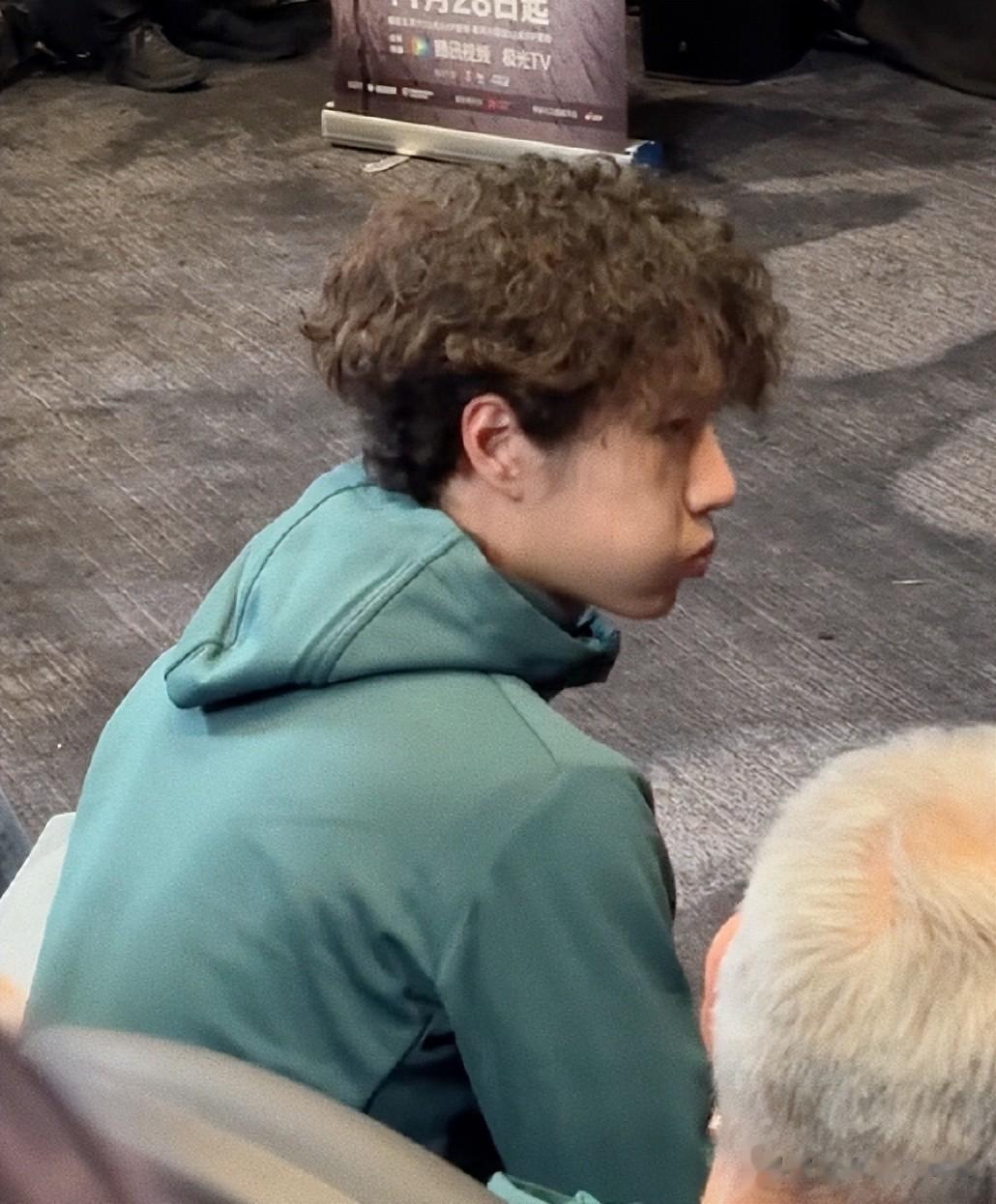 王一博新片发布会,顶着“大妈头”满脸肿胀,老板发言时全程扣手