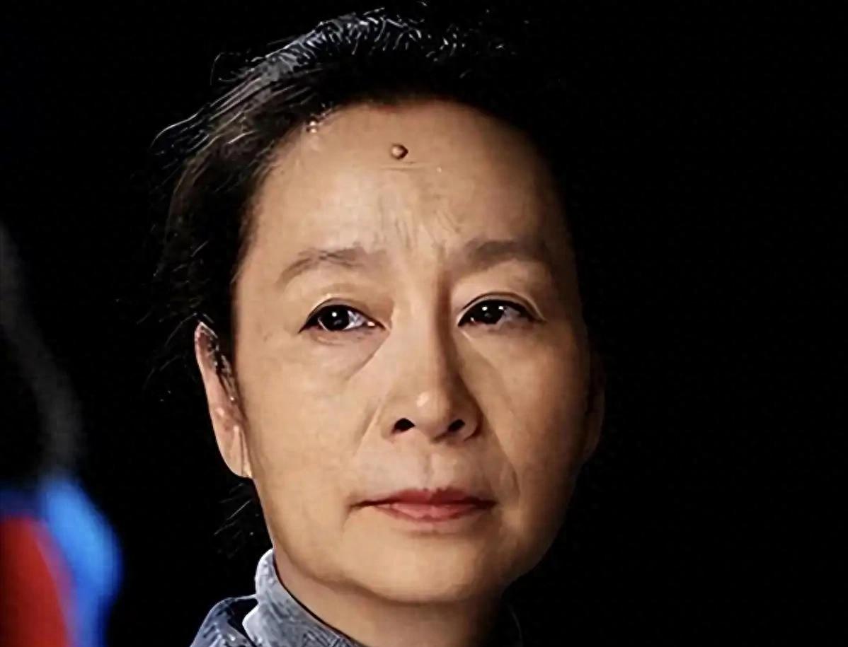 孩子父亲真相大白一月后,奚美娟低调露面,手足无措,落寞呆坐。