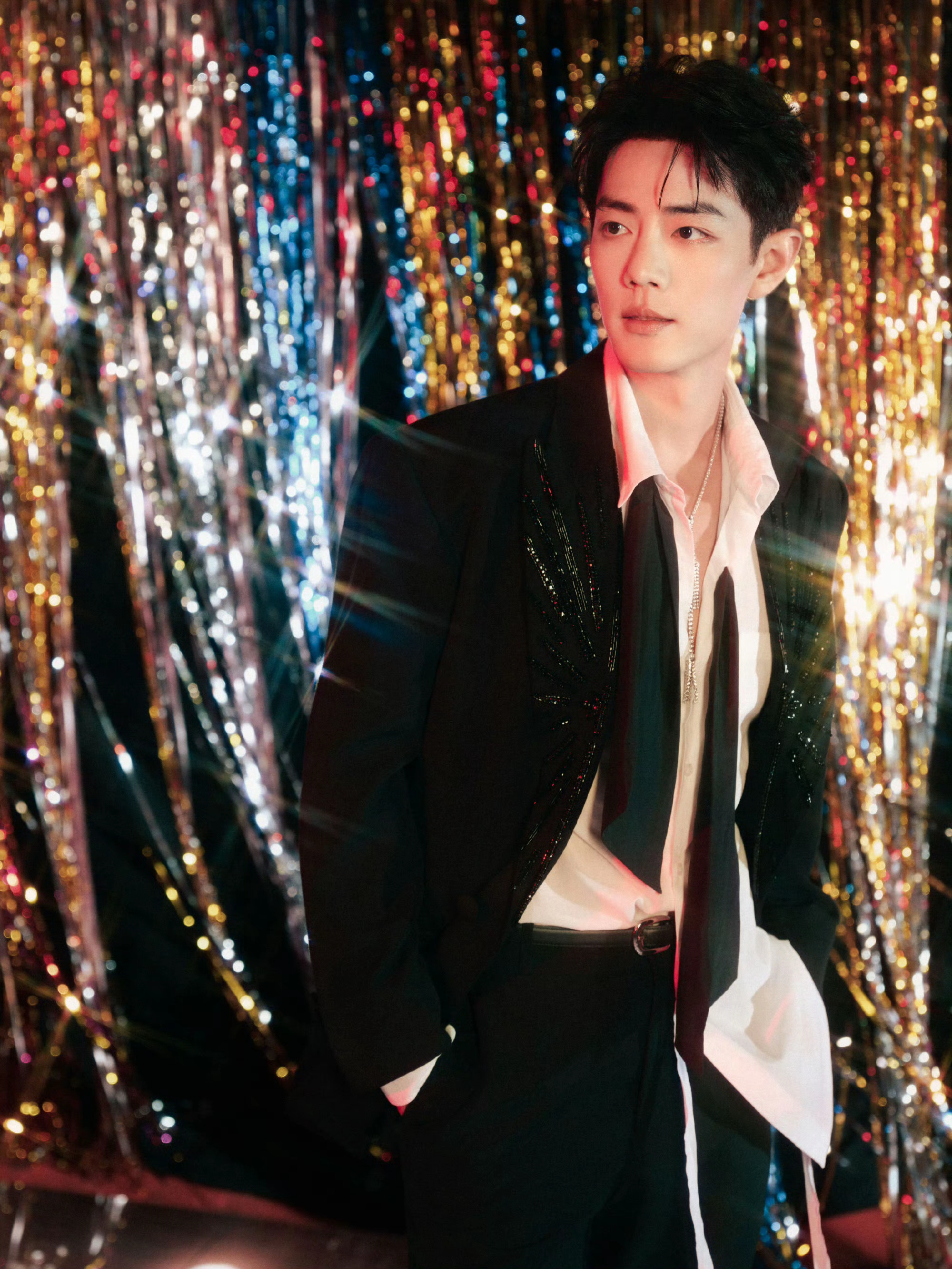 肖战出席2025年“湾区升明月”晚会，穿黑色碎钻西装低调奢华帅气