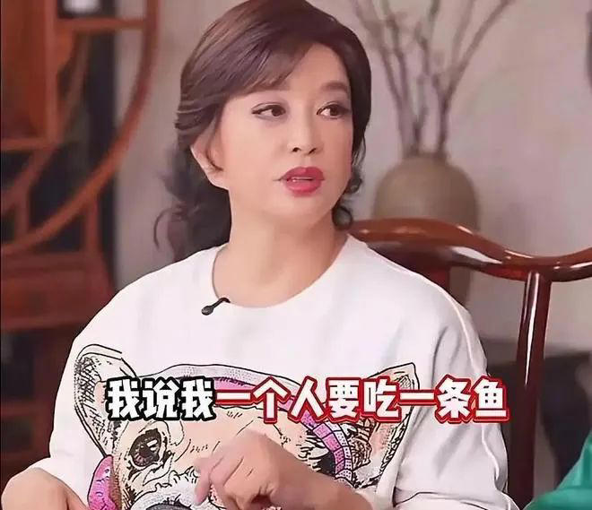 倪萍自曝录综艺8个人吃一条鱼，和蔡明抢不到菜，66岁饿到吃泡面充饥