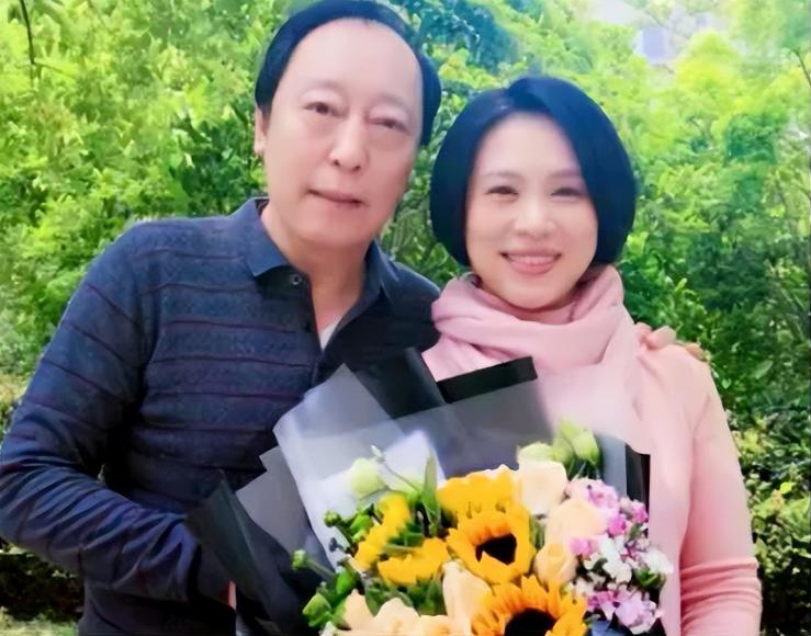 原来他们是夫妻,低调恩爱33年无绯闻,真是一个贤妻旺三代