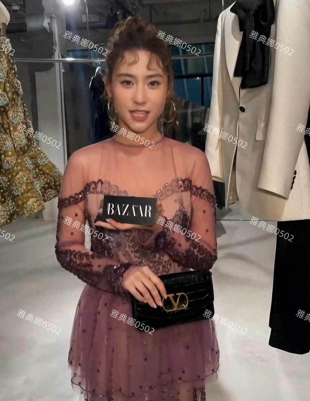 何超莲担不起赌王最美千金的名号，黑瘦个子矮才34就变成饼脸大妈