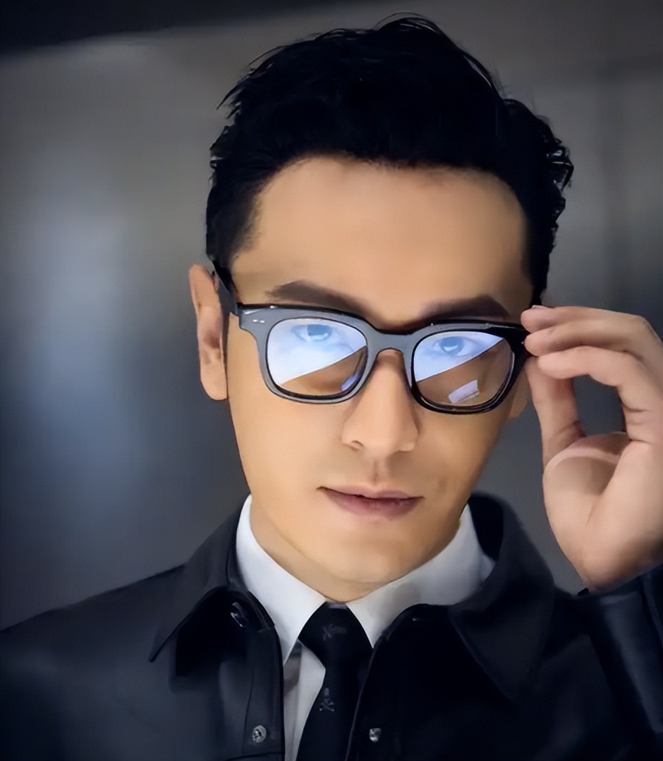 杨颖没想到，《小城大事》开播仅3天，黄晓明就走上另一条上坡路