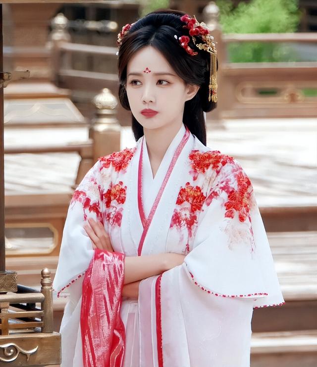 万万没想到,35岁的李一桐以这样的方式火了!