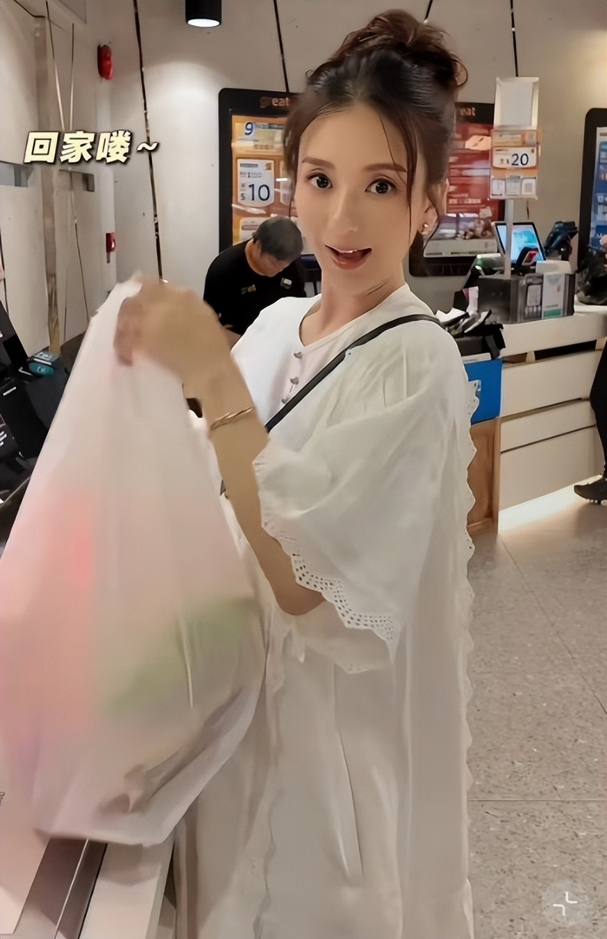 方媛挺孕肚开工,穿抹胸裙踩恨天高超美,自曝脸瘦两圈体重不过百