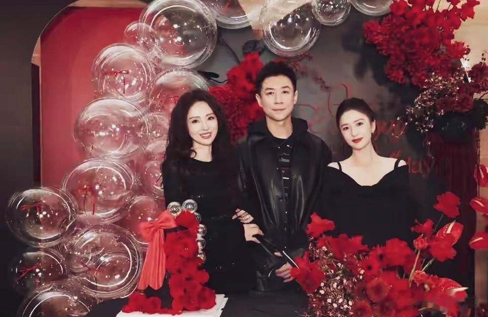 董璇46岁生日孕肚藏不住？捧蛋糕隆起明显，小酒窝甜笑抢镜！