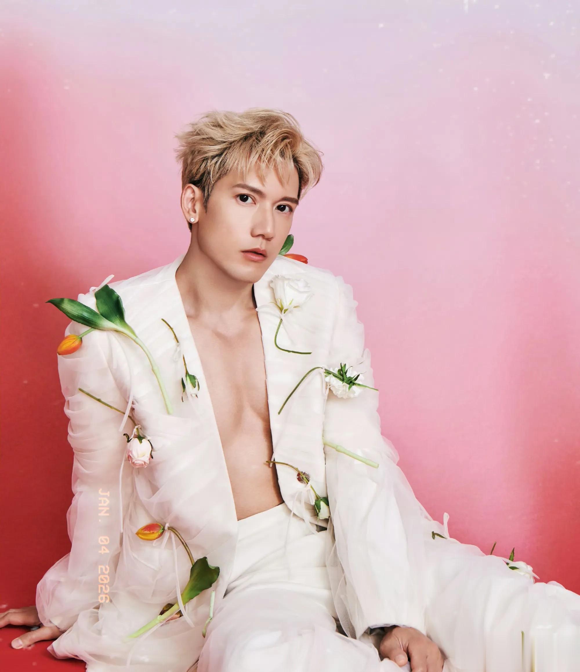 港媒曝：关智斌与“男友”出席友人婚礼，网友：与张敬轩分手了？