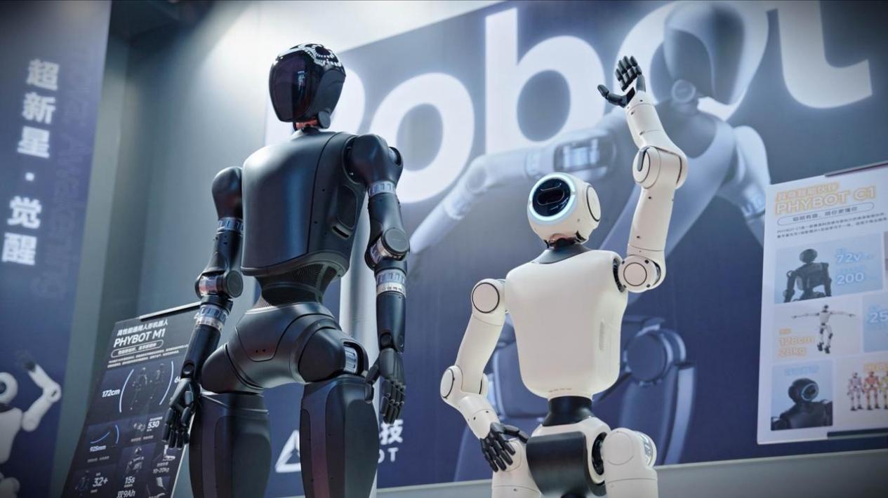 動易科技攜擺線關節模組及兩款人形機器人亮相2025世界機器人大會