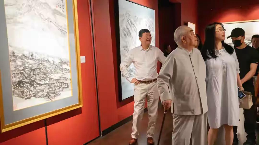 范一夫继承北京房产！晒出全家福挑衅范晓蕙，范曾好友曝内斗原因