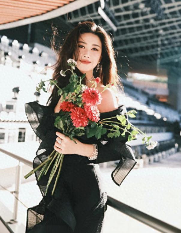 朱珠和老公打扮时尚出门！被4岁女儿拉来滑冰，一个无奈一个害怕