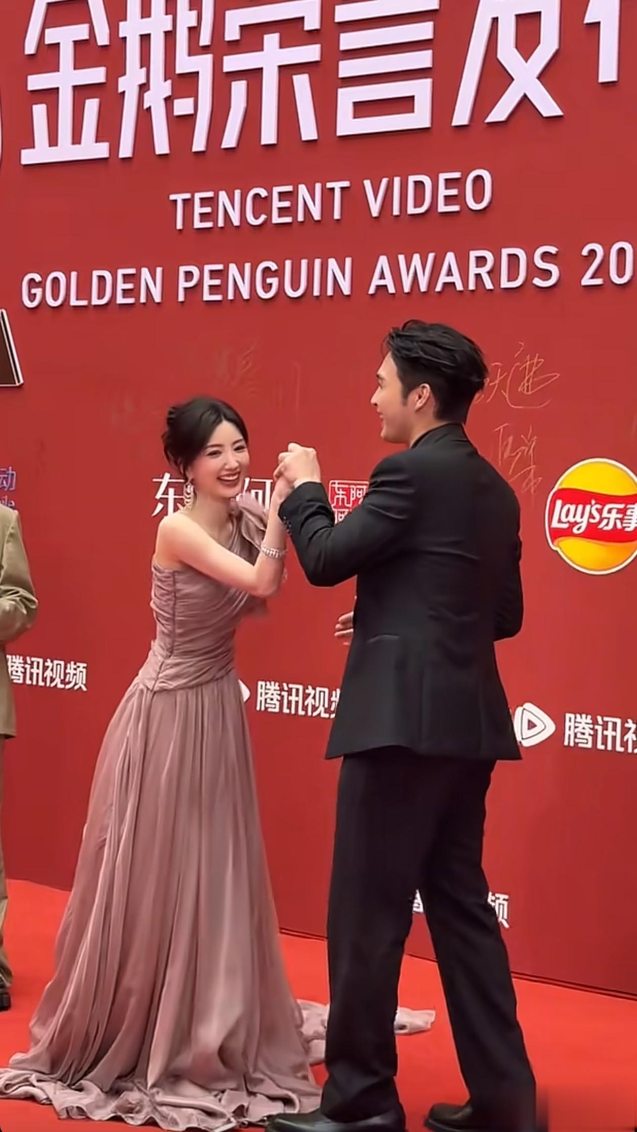 37岁毛晓彤与32岁张彬彬红毯互动！看不出是姐弟，两人挺有CP感