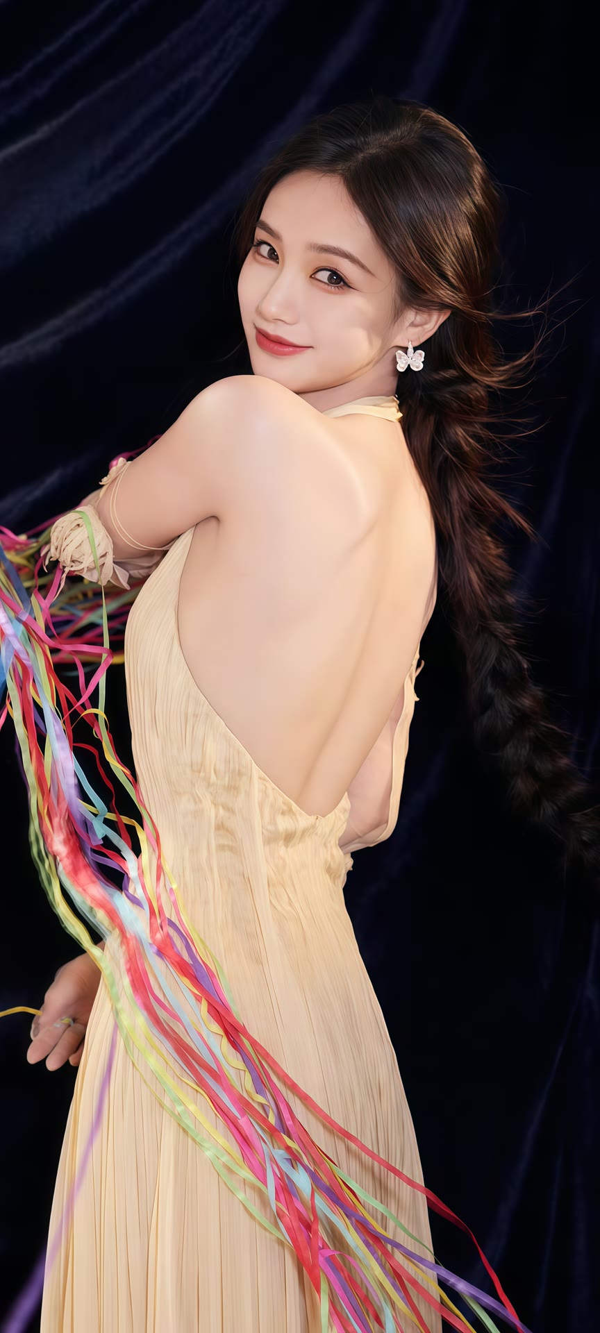 李一桐花海写真，粉纱造型甜翻了