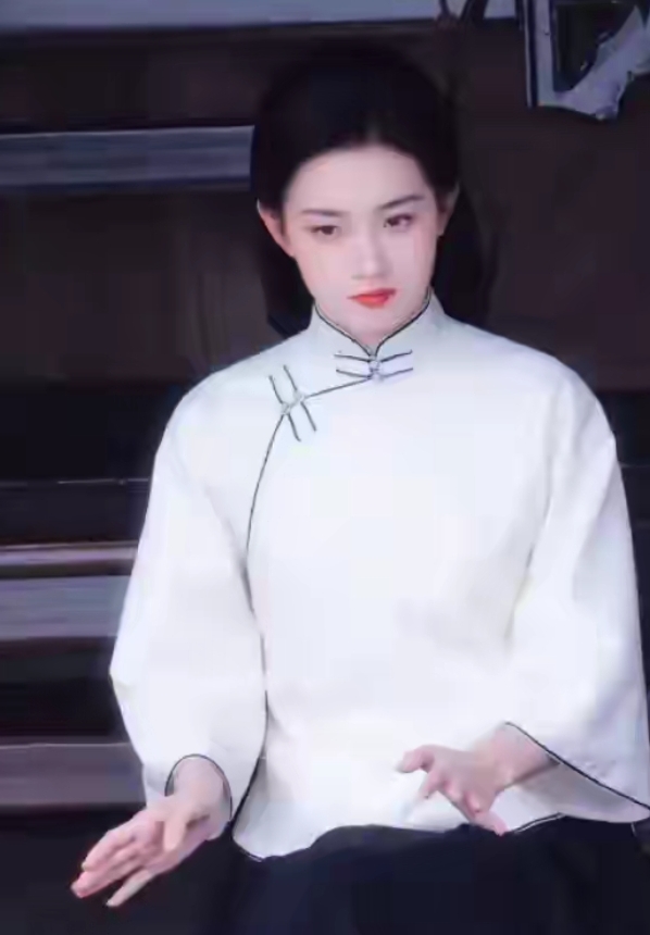 短剧女王”郭宇欣真实颜值曝光，方脸龅牙大粗腿，26岁模样成熟