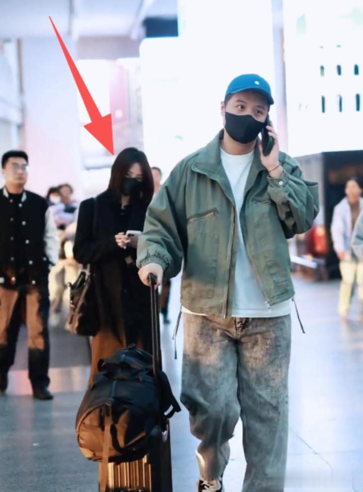 李纯官宣结婚后首现身，与丈夫保持距离无交流，马頔臃肿被当助理