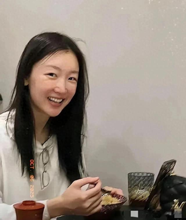 周冬雨素颜上热搜，不是她不化妆，是她压根不瞎折腾。