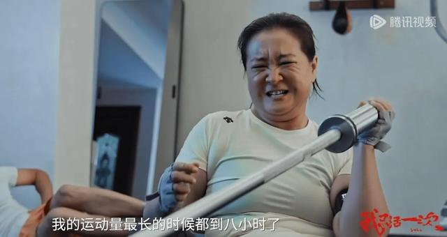 43岁贾玲晒近照，与汪顺打网球回应“复胖”，徐峥的话应验了