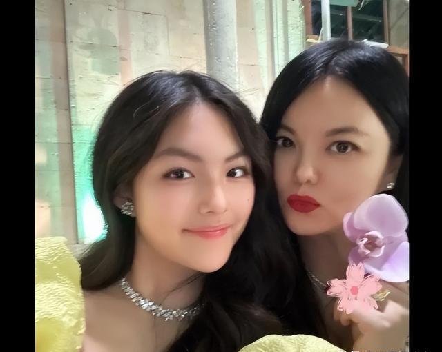 李湘带女儿面见英国皇室,对王后赔笑遭白眼,连发四条动态被群嘲