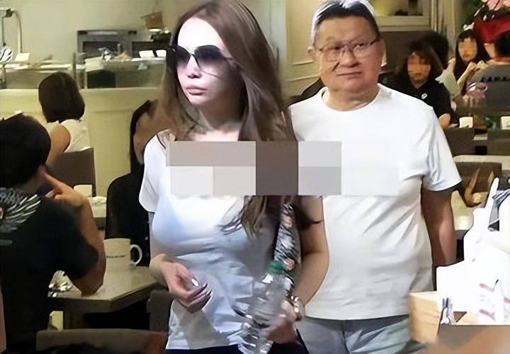 嫁父亲同学,继女比她大3岁,丈夫死后出国潇洒,她的人生太炸裂