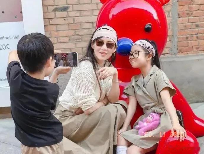 46岁章子怡出席活动，压轴亮相，惊艳全场，梳高马尾，少女感十足