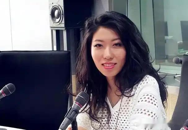 母亲贪污3.5亿的曲婉婷,在国外被男友骗钱想回国,网友表示：活该