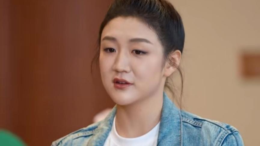 黄晓明与表妹陈梦低调聚会，穿着简朴无矫饰，共享海鲜盛宴庆五一