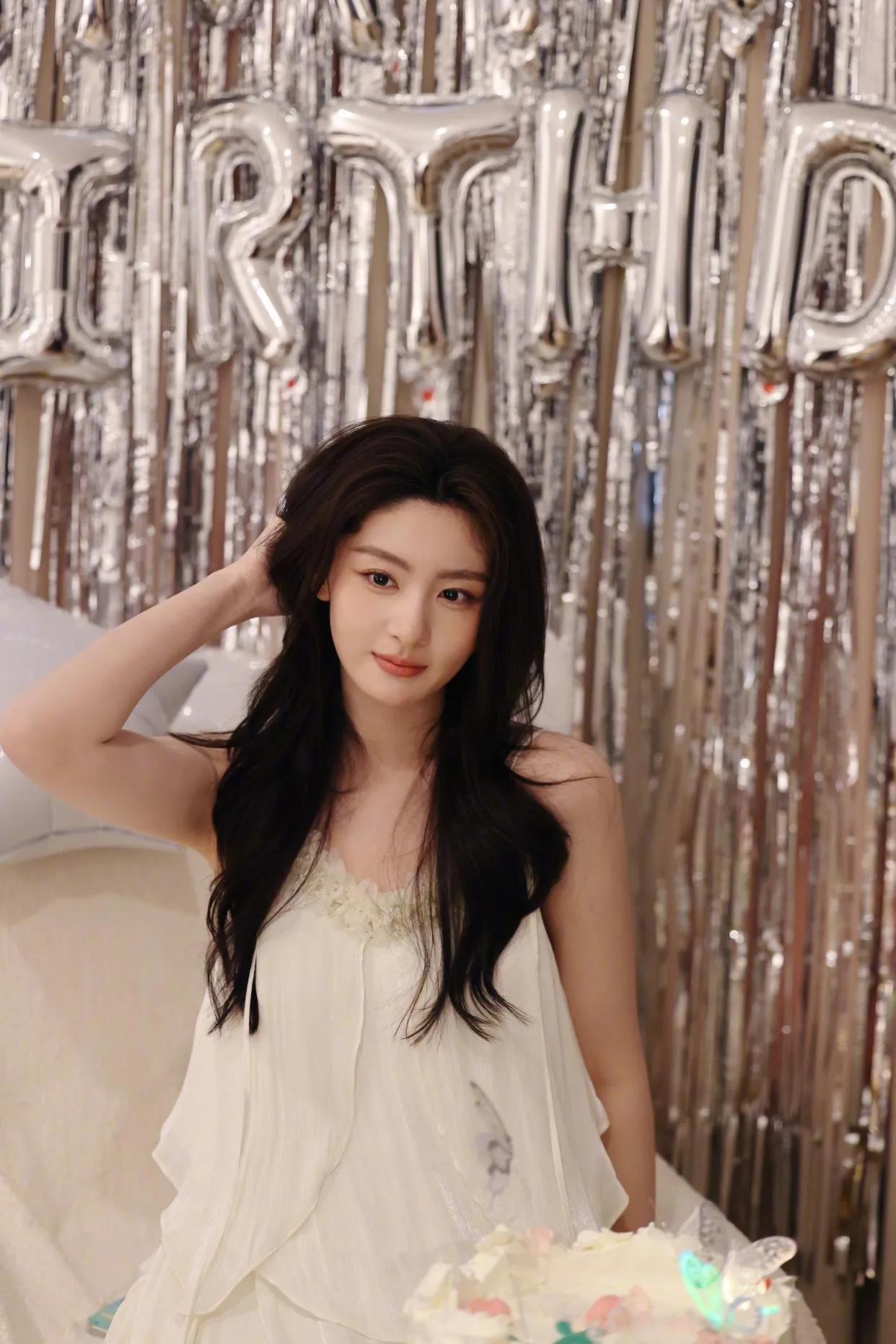 于正发文晒照庆祝赵晴25岁生日，说她是老天爷赏饭吃