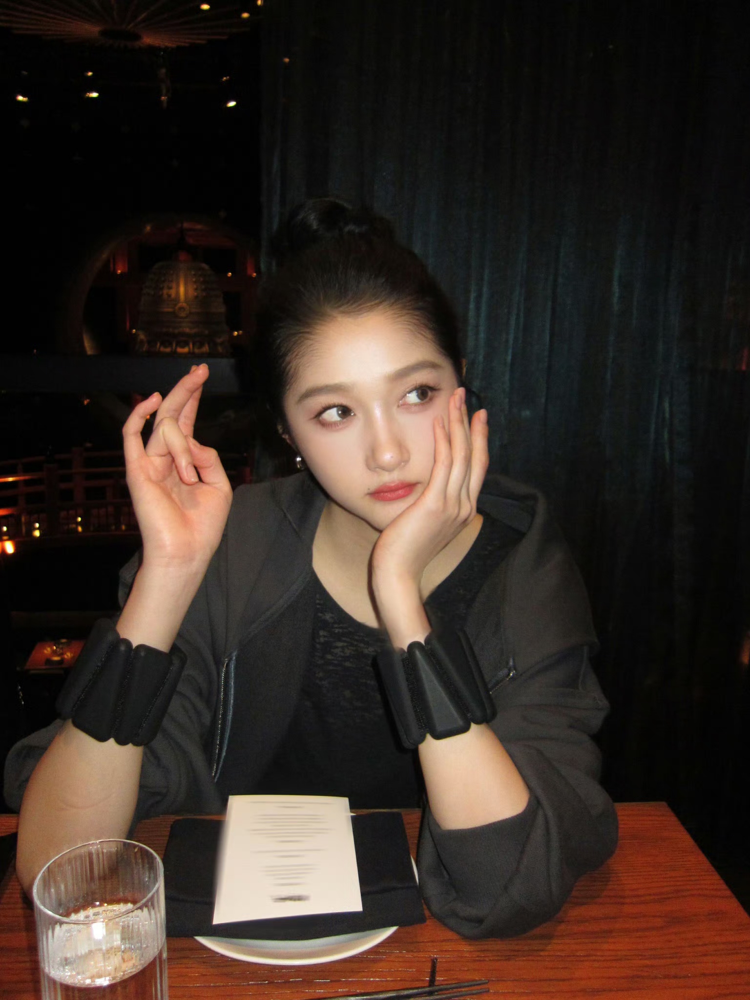 好瘦!关晓彤新加坡被偶遇,本人穿着超短裙,腿又细又长个子好高