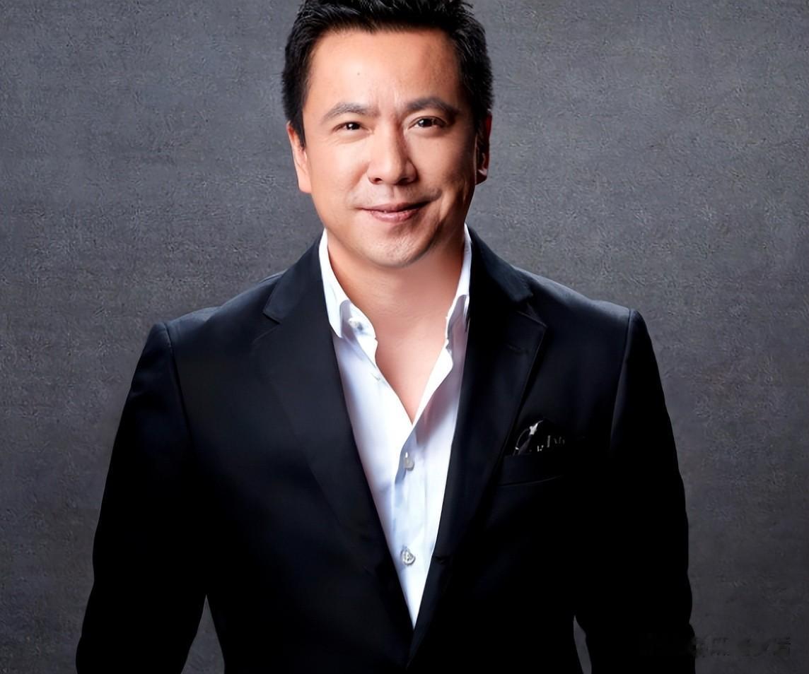 娱圈大佬现状被曝,欠债6亿,住进小院稀拉显破败,妻子带货还账