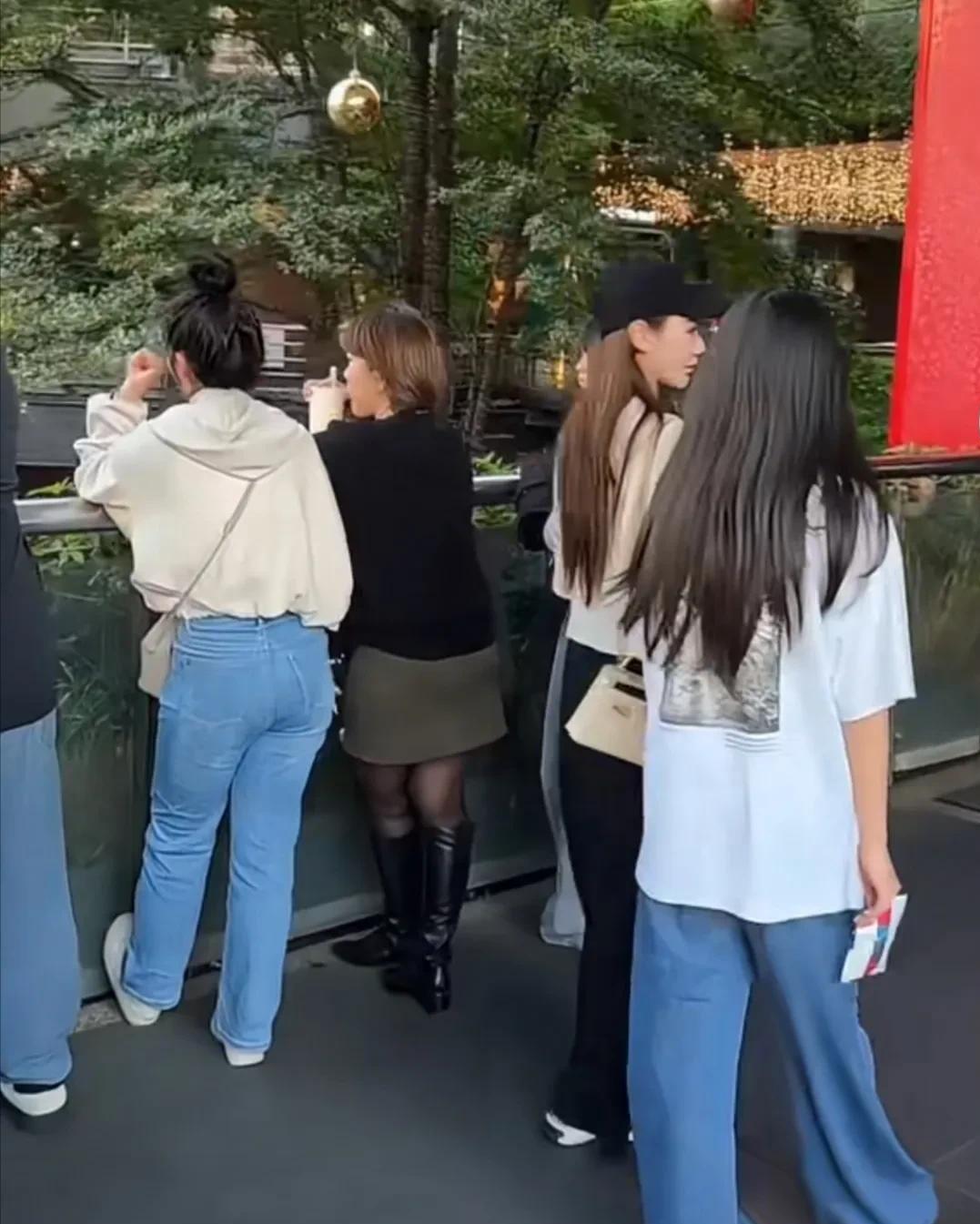 汪小菲台北宠妻日常曝光!马筱梅挺孕肚逛街,目测已超5个月