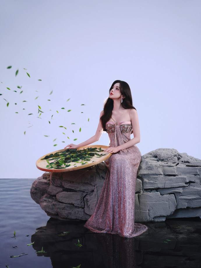 古力娜扎今日份粉色吊带裙穿搭写真，好身材暴露无遗